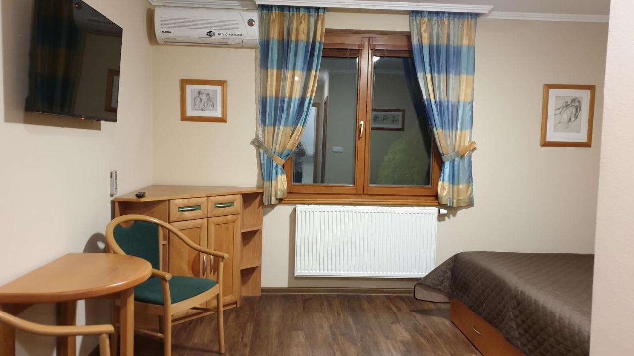 Penzion U Vlku Otel Valtice Dış mekan fotoğraf